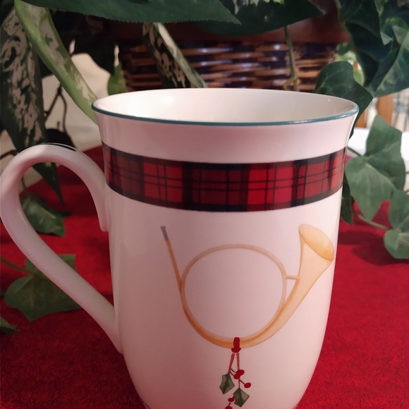 Set of 4 Arita Fine Porcelain TARTAN "Christmas Traditions" Mugs - Picture 6 of 8